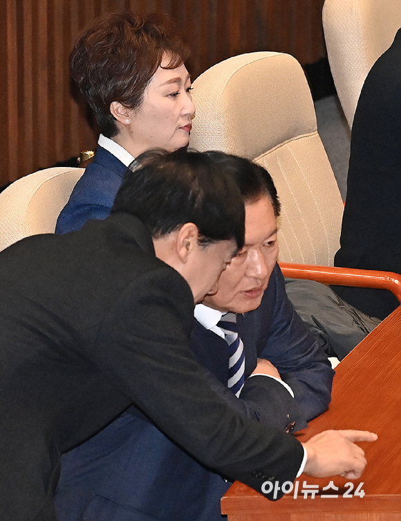 더불어민주당 정청래 대표와 이언주 최고위원이 2일 오후 서울 여의도 국회에서 열린 제432회국회(임시회) 제1차 본회의 개회식에서 출석하고 있다. [사진=곽영래 기자]