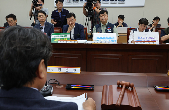 23일 정부세종청사 최저임금위원회에서 내년도 최저임금 인상률을 본격 논의하기 위한 제8차 전원회의가 열리고 있다. 왼쪽 두번째부터 사용자위원인 양옥석 중소기업중앙회 인력정책본부장과 류기정 한국경영자총협회(경총) 전무, 근로자위원인 류기섭 한국노총 사무총장과 민주노총 이미선 부위원장. [사진=연합뉴스]