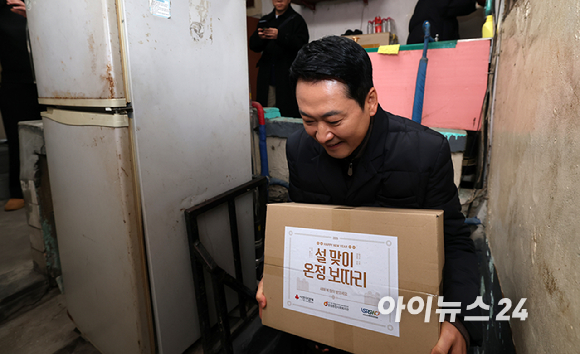 장동혁 국민의힘 대표가 13일 오전 서울 중구 쪽방촌을 찾아 주민에게 설맞이 선물을 전달하고 있다. [사진=정소희 기자]