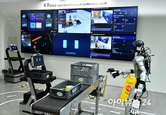 22일 서울 강남구 코엑스에서 열린 2026 월드IT쇼에서 KT부스에서 'K-RaaS'를 통한 산업 현장 피지컬 AI 시연을 하고 있다. [사진=곽영래 기자]