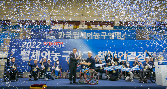 코웨이 휠체어농구단 '2022 KWBL 휠체어농구단리그' 챔피언 등극 [사진=코웨이]