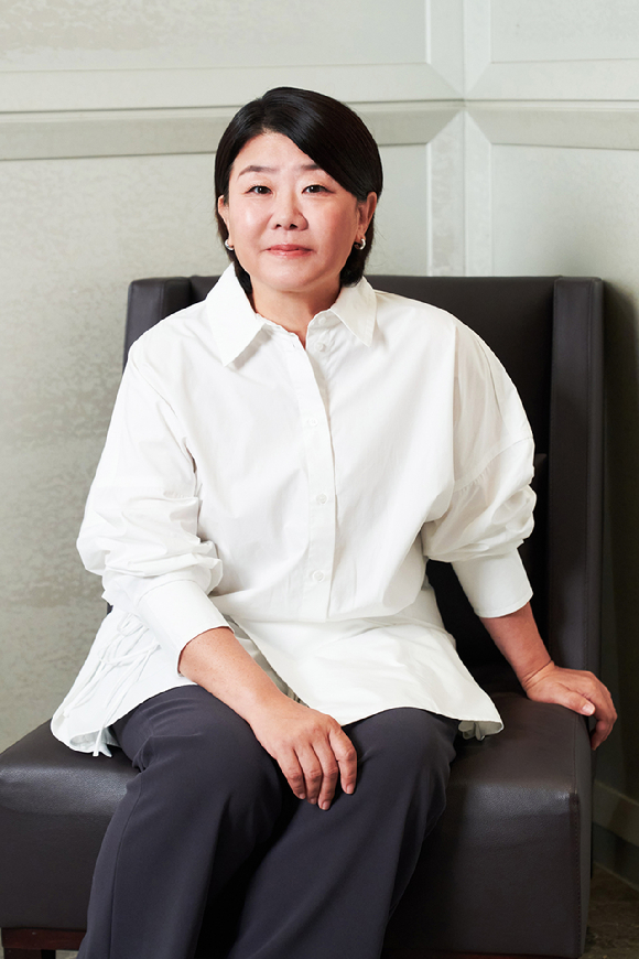 배우 이정은이 영화 '경주기행' 인터뷰에 앞서 포즈를 취하고 있다. [사진=롯데엔터테인먼트]