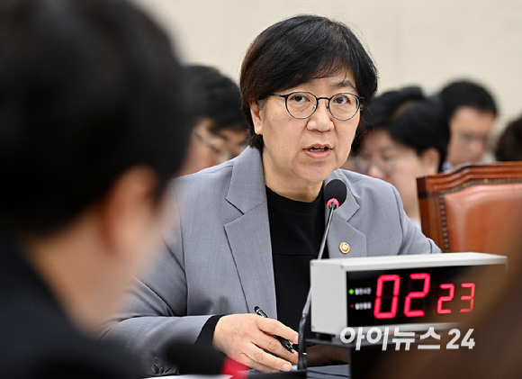 정은경 보건복지부 장관이 15일 서울 여의도 국회 보건복지위원회에서 열린 보건복지부 등에 대한 국정감사에서 의원의 질의에 답변하고 있다. [사진=곽영래 기자]