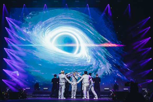 피원하모니가 무대를 꾸미고 있다. [사진=Studio PAV LATAM]