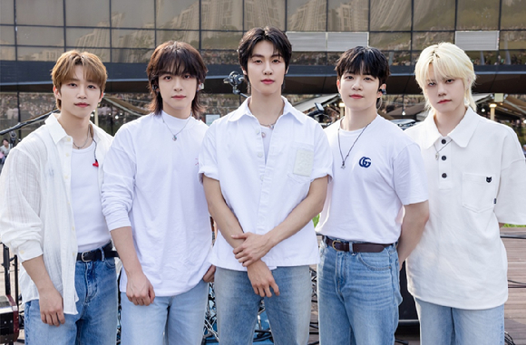 엔플라잉(이승협, 차훈, 김재현, 유회승, 서동성)이 지난 1일 북서울꿈의숲 창포원에서 정규 2집 'Everlasting'(에버래스팅) 발매 기념 버스킹 'N.Flying Special Live 'Everlasting''을 진행하고 있다. [사진=FNC엔터테인먼트]