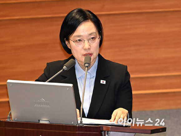 한성숙 국무총리가 14일 서울 여의도 국회에서 열린 제439회 국회(정기회) 제8차 본회의에서 김영호 더불어민주당 의원의 교육&middot;사회&middot;문화에 관한 대정부질문에 답하고 있다. [사진=곽영래 기자]