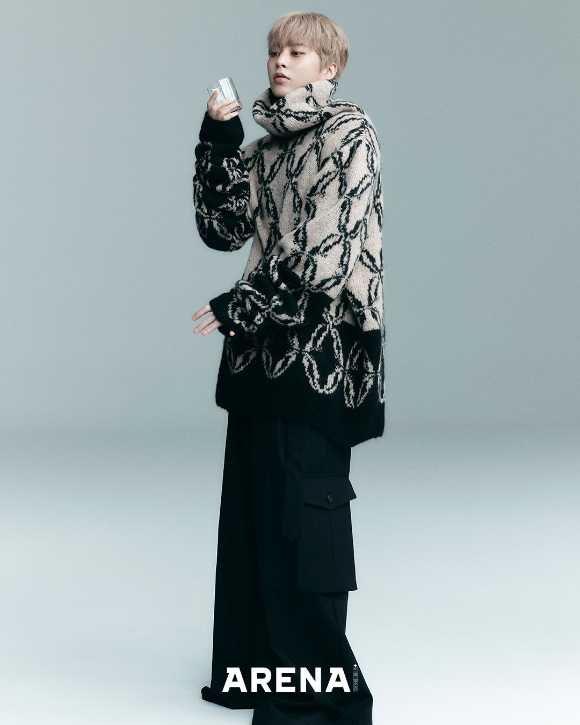 시우민이 화보 촬영에서 포즈를 취하고 있다. [사진=아레나 옴므 플러스]