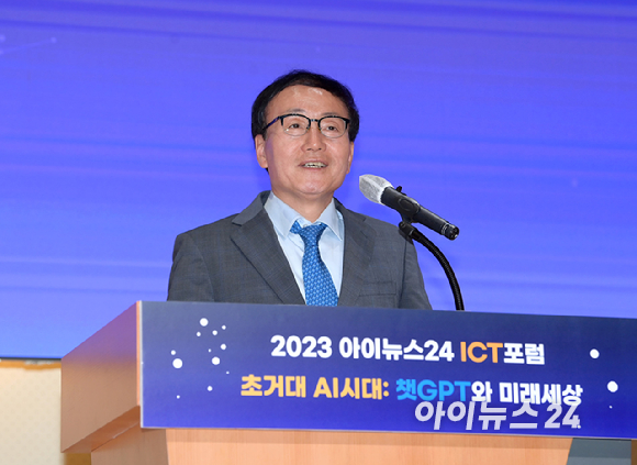 초거대 AI가 바꿔놓을 우리 생활과 미래 전망을 짚어보는 '아이뉴스24 ICT포럼(ICTF) 2023'이 '초거대 AI 시대: 챗GPT와 미래세상'을 주제로 24일 오후 서울 을지로 페럼타워 페럼홀에서 열렸다. 박동석 아이뉴스24 사장 겸 편집인이 개회사를 하고 있다. [사진=정소희 기자]