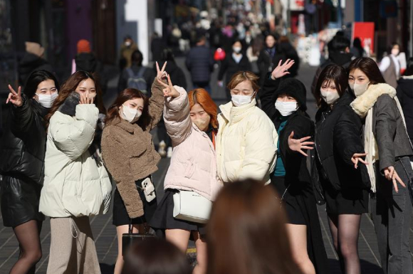 외국인 관광객들이 한국 거리를 걷고 있다. [사진=연합뉴스]