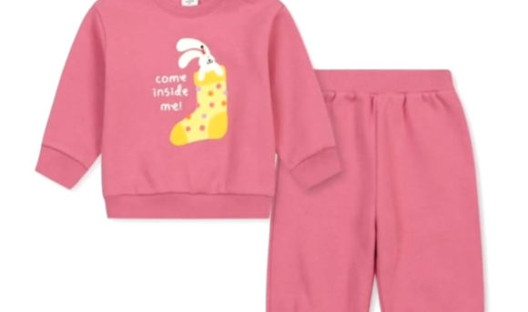 국내 한 SPA 브랜드에서 성적인 영어 문구가 적혀 있는 여성 아동복 제품을 판매해 논란이 일고 있다. 사진은 해당 제품. [사진=JTBC 사건반장 캡처]