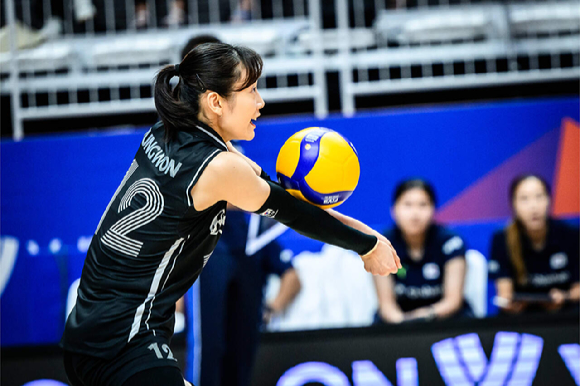 29일 서수원칠보체육관에서 한국과 도미니카공화국의 2023 국제배구연맹(FIVB) 발리볼네이션스리그(VNL) 여자부 3주 차 경기가 열린 가운데 한국 리베로 문정원이 공을 받고 있다. [사진=국제배구연맹(FIVB)]