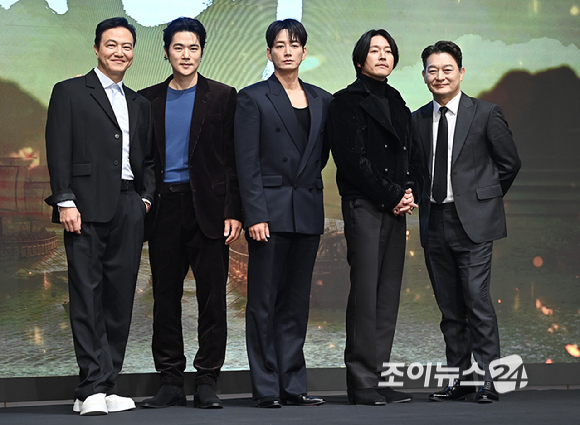 배우 정웅인, 김강우, 이현욱, 장혁, 조성하가 18일 오후 서울 구로구 디큐브시티 더 세인트에서 진행된 KBS 2TV 대하드라마 '문무' 제작보고회에서 포토타임을 갖고 있다. [사진=곽영래 기자]