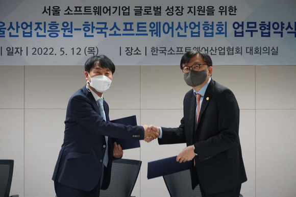 조준희 KOSA 회장(오른쪽)과 김현우 서울산업진흥원 대표가 지난 12일 열린 협약식에서 기념사진을 촬영하고 있다. [사진=KOSA]