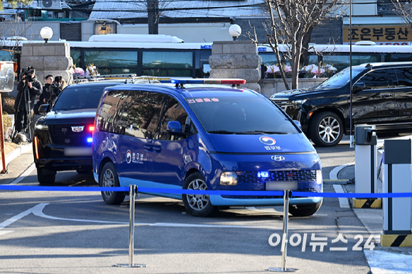 윤석열 대통령이 탑승한 호송차가 6일 탄핵 심판 6차 변론기일이 열리는 서울 종로구 헌법재판소로 들어오고 있다. [사진=사진공동취재단]