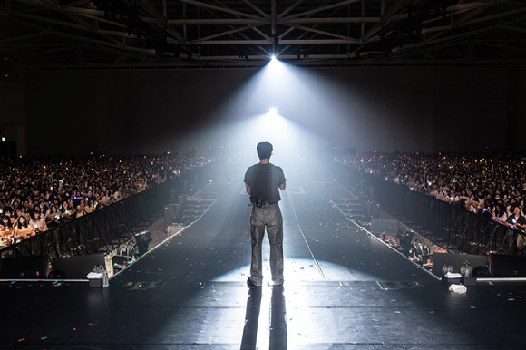 씨엔블루 정용화가 2025 JUNG YONG HWA LIVE 'Director's Cut: Our Fine Days'(2025 정용화 라이브 '디렉터스 컷 : 아워 파인 데이즈')에서 팬들을 만나고 있다. [사진=FNC엔터테인먼트]