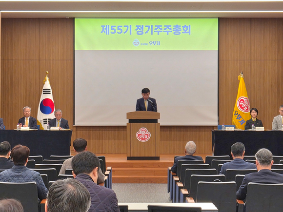 황성만 오뚜기 대표가 제55기 정기 주주총회에서 인사말을 전하고 있다. [사진=오뚜기]