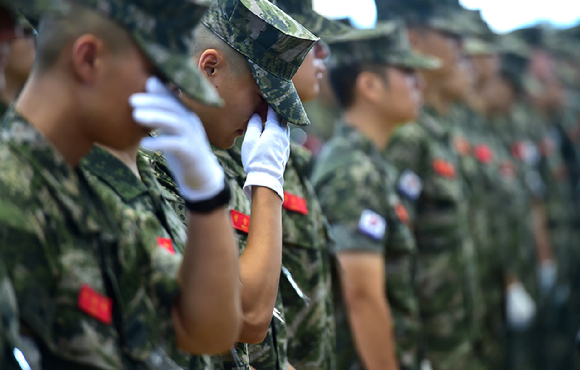 22일 오전 경북 포항시 남구 해병대 1사단 내 김대식 관에서 엄수된 고 채수근 상병 영결식에서 해병대원들이 눈물을 닦고 있다. 채 상병은 집중호우 피해지역인 경북 예천군에서 실종자 수색 중 급류에 휩쓸려 순직했다. [사진=뉴시스]