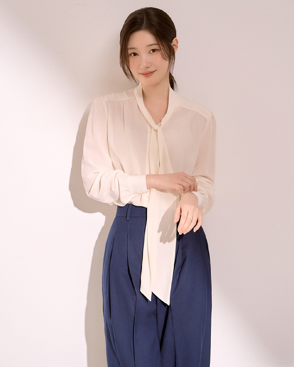 배우 정채연이 JTBC 토일드라마 '에스콰이어' 인터뷰에 앞서 포즈를 취하고 있다. [사진=BH엔터테인먼트]