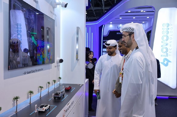 지난달 아랍에미리트(UAE) 두바이에서 열린 보안 전시회 '인터섹(Intersec) 2026'에서 관람객이 한화비전 영상보안 솔루션을 살펴보고 있다. [사진=한화비전]