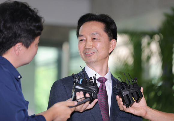 중대범죄수사청장 후보로 지명된 김지용 변호사가 8일 서울 종로구 정부서울청사 창성동 별관에 마련된 인사청문회 준비 사무실로 출근하며 취재진의 질문에 답하고 있다. 2026.9.8 [사진=연합뉴스]