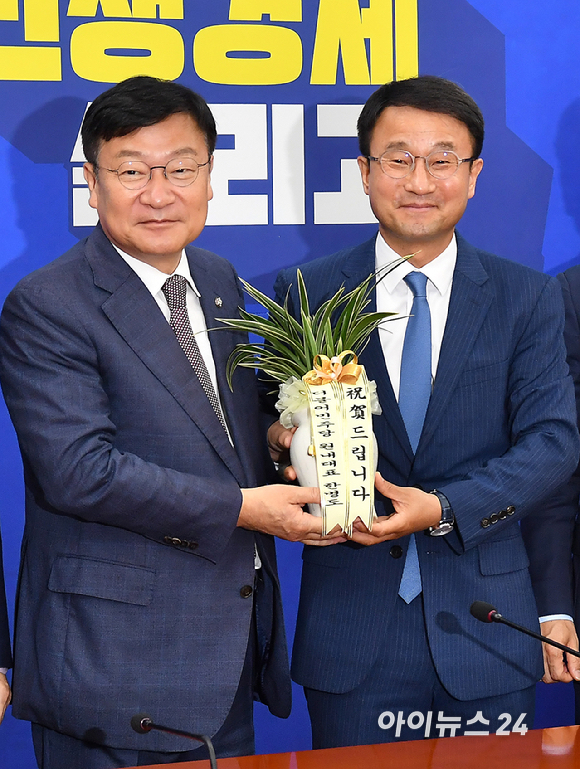 국민의힘 정점식 원내대표가 11일 서울 여의도 국회에서 더불어민주당 한병도 원내대표를 예방하고 있다. [사진=곽영래 기자]