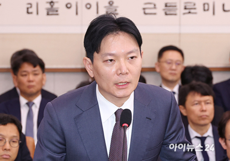 이화영 전 경기도 평화부지사의 대북 송금 사건을 수사했던 박상용 법무연수원 교수가 14일 서울 여의도 국회에서 열린 국회 법제사법위원회 법무부 등에 대한 국정감사에서 질의에 답변하고 있다. [사진=곽영래 기자]