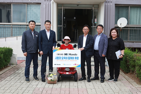 HL만도 서스펜션 BU 김근도 경영지원실장(왼쪽 끝에서 두번째), 한국교통안전공단 장찬옥 교통안전본부장(오른쪽 끝에서 세번째). [사진=HL만도]