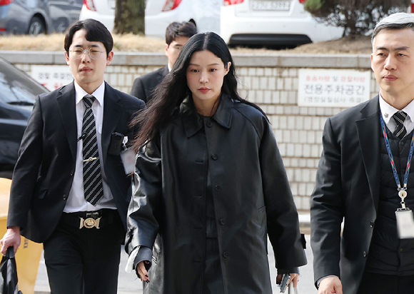 '입시 비리' 혐의를 받는 조국혁신당 조국 전 대표의 딸 조민 씨가 지난 3월 26일 서울중앙지법에서 열린 항소심 첫 재판에 출석하고 있다. [사진=연합뉴스]