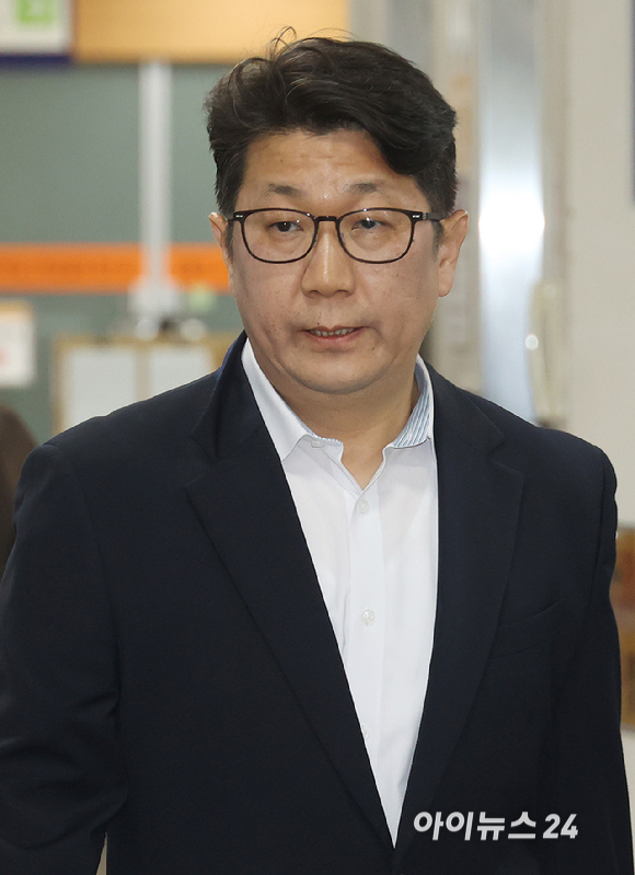 '쿠팡 퇴직금 미지급 사건' 수사 과정에서 외압이 있었다고 폭로한 문진석 검사가 25일 오전 서울 서초구 서울중앙지방법원에서 열린 엄희준&middot;김동희 검사의 직권남용권리행사방해 혐의 재판에 증인으로 출석하고 있다. [사진=곽영래 기자]