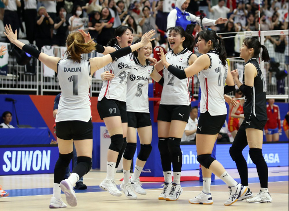 한국 여자배구대표팀은 2일 열린 2023 VNL 3주차 최종전 폴란드와 맞대결에서 세트 스코어 0-3으로 졌다. 한국은 이로써 지난해에 이어 올해 VNL에서도 12전패 무승점이라는 성적을 냈다. [사진=발리볼코리아닷컴]