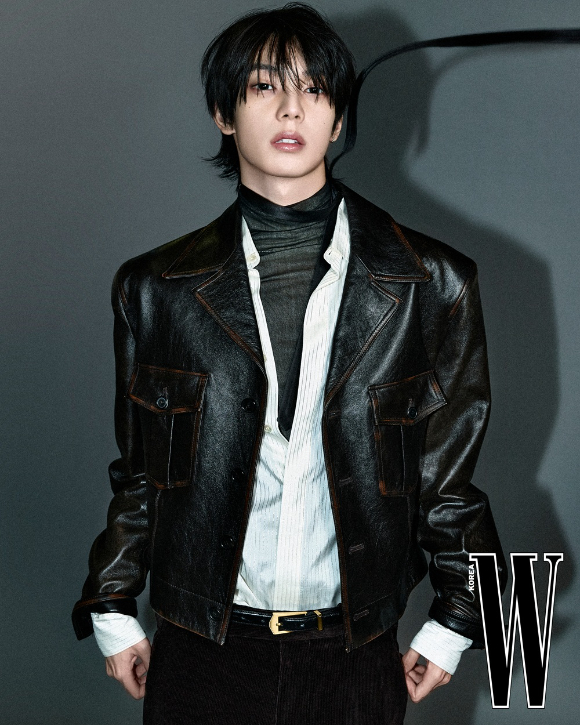 최립우가 화보 촬영에서 포즈를 취하고 있다. [사진=더블유 코리아]