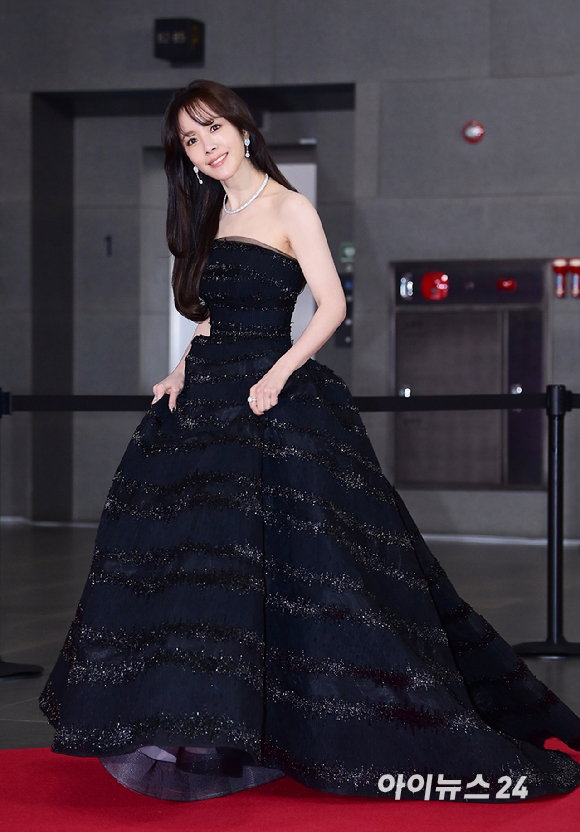 배우 한지민이 지난 12월 31일 서울 마포구 상암동 SBS 프리즘타워에서 열린&nbsp;2025 SBS 연기대상&nbsp;레드카펫 행사에 참석하고 있다. [사진=정소희 기자]