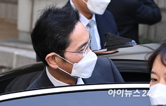 이재용 삼성전자 부회장이 26일 오전 서울중앙지방법원에서 열린 프로포폴 불법 투약 혐의 1심 선고공판에서 벌금 7천만원을 선고 받은 후 법원을 나서고 있다.
