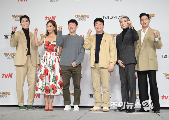 (왼쪽부터)가수 존박-권유리-이우형 PD-외식 사업가 겸 방송인 백종원-가수 뱀뱀-배우 이장우가 29일 오전 서울 마포구 도화동 서울가든호텔에서 열린 tvN 신규 예능 '장사천재 백사장' 제작발표회에 참석하고 있다. [사진=정소희 기자]