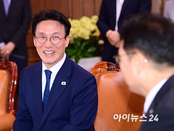 우원식 국회의장이 4일 서울 여의도 국회의장실을 예방한 김민석 국무총리 악수하고 있다. [사진=정소희 기자]