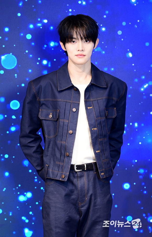 그룹 클로즈 유어 아이즈(CLOSE YOUR EYES)가 서울 성동구 성수동에 위치한 케이팝 체험 아카데미 케이팝아케이드에서 진행된 조이뉴스24와의 인터뷰에 앞서 포즈를 취하고 있다. [사진=정소희 기자]