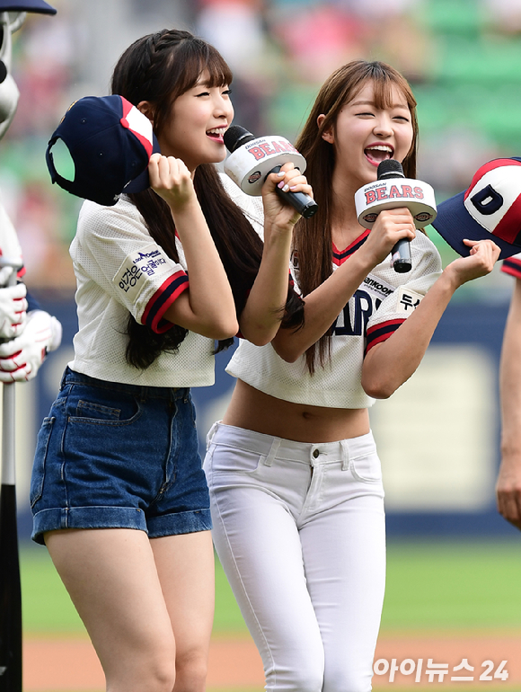 그룹 오마이걸 멤버 미미(왼쪽)와 승희가 8일 열리는 두산 베어스와 삼성 라이온즈전 시구, 시타자로 나선다. [사진=두산 베어스]