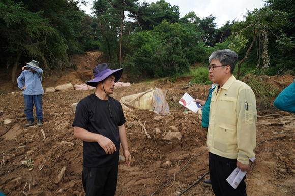 임상섭 산림청장이 22일 집중호우로 산사태 피해를 입은 충청남도 예산군 피해지 상황을 점검하고 있다. [사진=산림청 ]