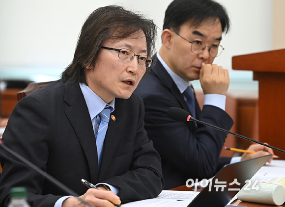 주병기 공정거래위원장이 21일 서울 여의도 국회에서 열린 정무위원회 종합국정감사(국무조정실 등)에서 의원 질의에 답변하고 있다. [사진=곽영래 기자]