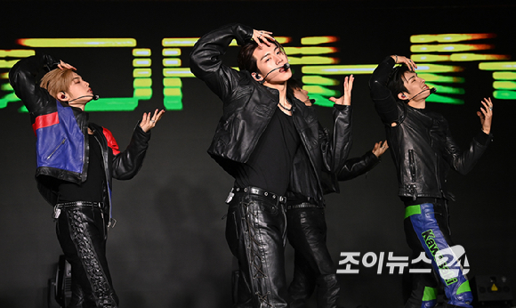 그룹 82메이저(82MAJOR)가 30일 오후 서울 강남구 일지아트홀에서 열린 미니 4집 '트로피' 컴백 쇼케이스에서 무대를 선보이고 있다. [사진=곽영래 기자]