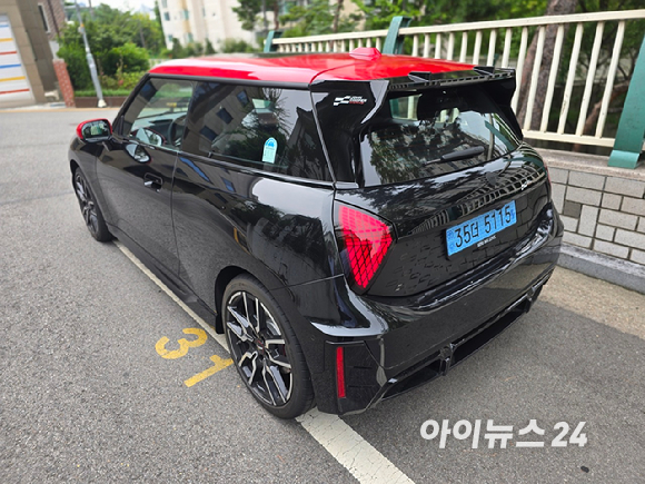 '더 뉴 올-일렉트릭 미니 JCW'. [사진=김종성 기자]
