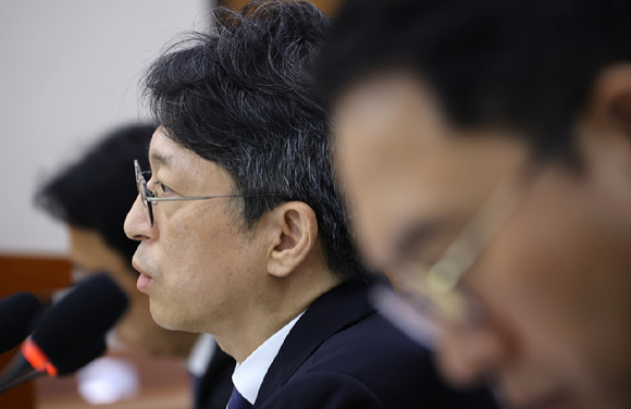 홍지선 국토교통부 장관이 7일 국회 국토교통위원회에서 열린 국토교통부 등에 대한 국정감사에서 의원 질의에 답하고 있다. [사진=연합뉴스]