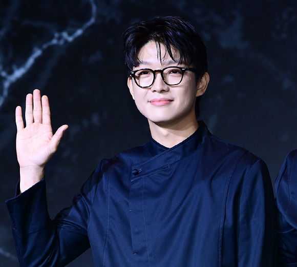 흑백요리사 TOP8 트리플스타가 7일 오전 서울 마포구 호텔 나루 서울 엠갤러리에서 열린 넷플릭스 예능 '흑백요리사: 요리 계급 전쟁' 기자간담회에서 포즈를 취하고 있다. [사진=정소희 기자]