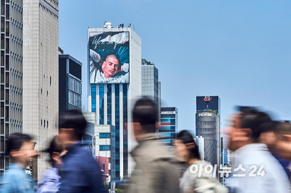 수면 전문 브랜드 시몬스가 서울 강남구 도산대로 일대에서 2026 브랜드 캠페인을 전개한다. 6일 도산대로의 고층 빌딩 사이로 신규 브랜드 캠페인 '라이프 이즈 컴포트(LIFE IS COMFORT)' 영상이 상영되고 있다. [사진=정소희 기자]