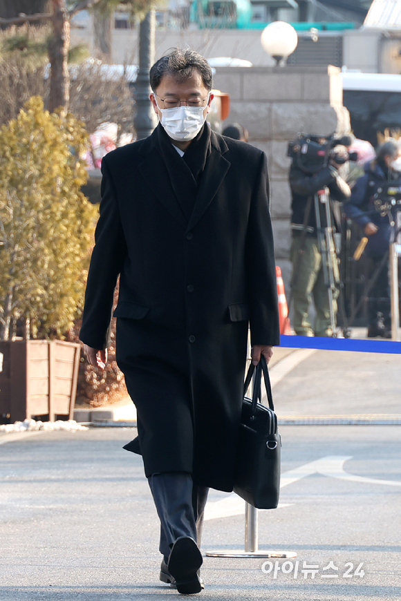 윤석열 대통령 측 변호인인 차기환 변호사가 11일 오전 서울 종로구 헌법재판소에서 열린 윤석열 대통령 탄핵 심판 7차 변론기일에 출석하고 있다. [사진=사진공동취재단]