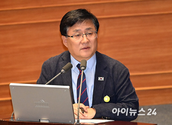  김성환 기후에너지환경부 장관이 14일 서울 여의도 국회에서 열린 제439회 국회(정기회) 제8차 본회의에서 서범수 국민의힘 의원의 교육&middot;사회&middot;문화에 관한 대정부질문에 답하고 있다. [사진=곽영래 기자]