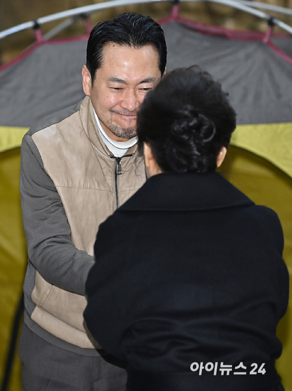 박근혜 전 대통령이 22일 쌍특검(통일교&middot;민주당 공천 뇌물 특검)을 요구하며 8일째 단식을 이어가는 국민의힘 장동혁 대표의 단식 현장을 방문해 대화를 나누고 있다. [사진=곽영래 기자]