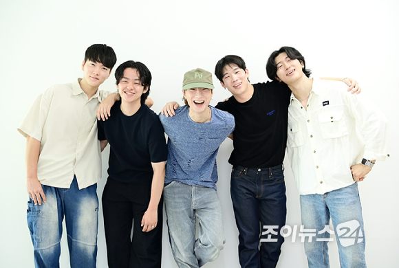 '조선팝 창시자' 서도밴드(sEODo BAND)가 8월 14일 정규 1집 '원'을 발매하는 가운데 조이뉴스24와 인터뷰에 앞서 포즈를 취하고 있다. [사진=정소희 기자]