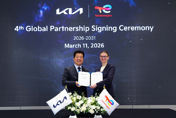 (왼쪽부터)황동환 기아&nbsp;오너십관리사업부장,&nbsp;엘로디&nbsp;루스(Elodie&nbsp;Luce) 토탈에너지스&nbsp;자동차부문&nbsp;부사장이 지난 11일 경기&nbsp;용인시&nbsp;오산교육센터에서&nbsp;개최한&nbsp;기아-토탈에너지스&nbsp;글로벌&nbsp;파트너십&nbsp;계약연장 체결식에서 기념&nbsp;촬영을&nbsp;하고&nbsp;있다. [사진=기아]