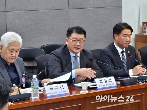 김현일 세종대 교수(전 해군참모총장, 가운데)가 3일 국회에서 진행된 '호르무즈의 덫, 미국발 중동전쟁과 한국의 대응 전략' 토론회에서 발언하고 있다. [사진=최란 기자]